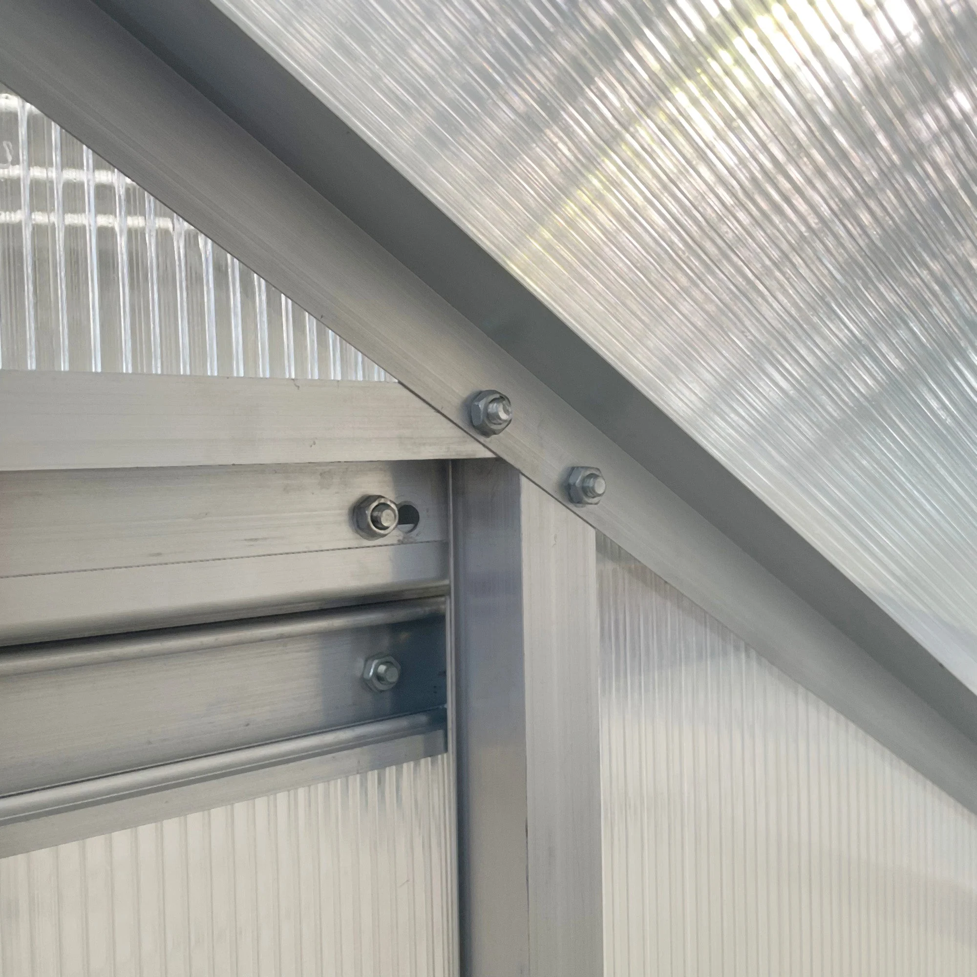 6 x 4ft Lean to Wall Polycarbonate Greenhouse Aluminium Walk-in Garden Greenhouse with Adjustable Roof Vent - Image 7